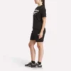 Camiseta de manga corta con cuello redondo y logotipo grande para mujer