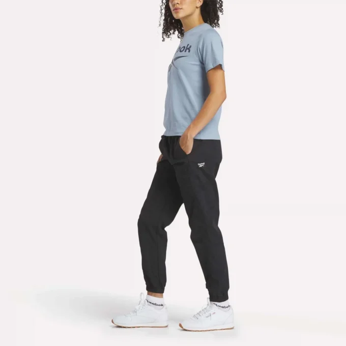 Camiseta de manga corta con cuello redondo y logotipo grande para mujer