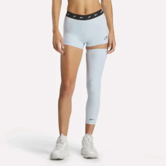 Mini shorts y manga Reebok x Angel Reese