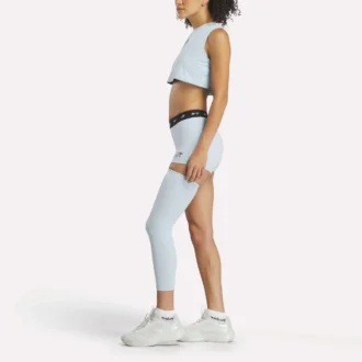 Mini shorts y manga Reebok x Angel Reese