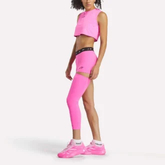 Mini shorts y manga Reebok x Angel Reese