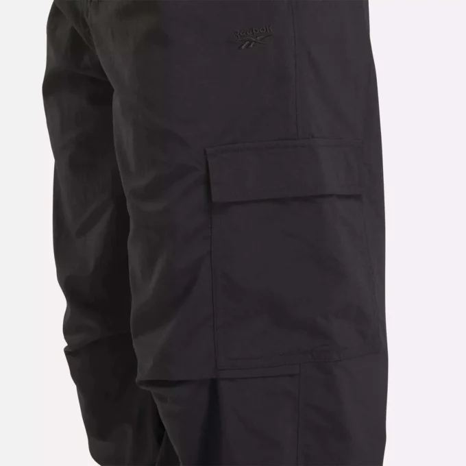 Pantalones cargo esenciales para el armario femenino