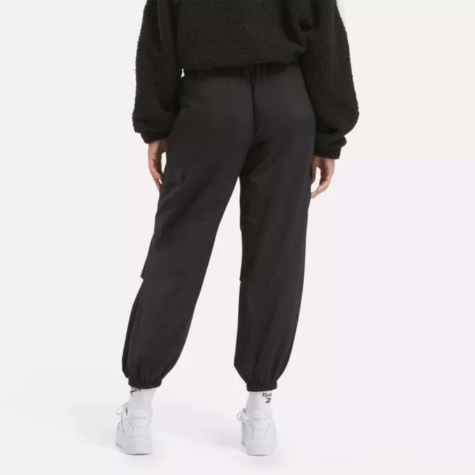 Pantalones cargo esenciales para el armario femenino