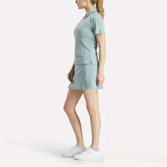 Polo de golf ajustado con cremallera y manga corta para mujer