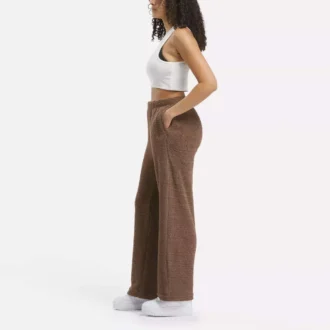 Prendas básicas para el armario femenino: pantalones cómodos